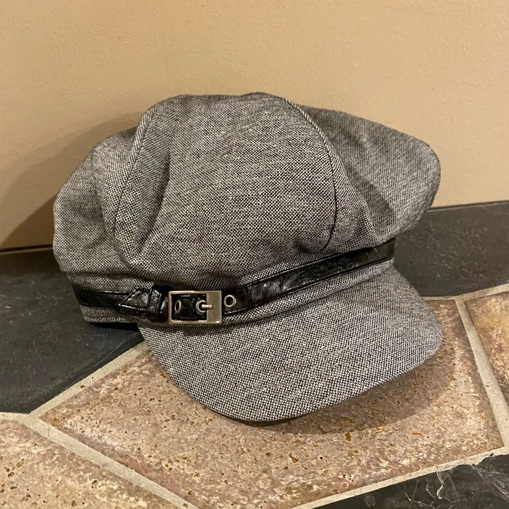 Y2K Nine West Tweed Newsboy Cap w/ Faux Leather Band & Buckle Black & White
